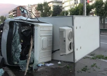Bursa’da kamyonet devrildi! 2 yaralı