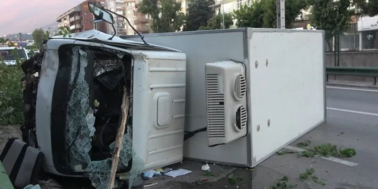 Bursa’da kamyonet devrildi! 2 yaralı