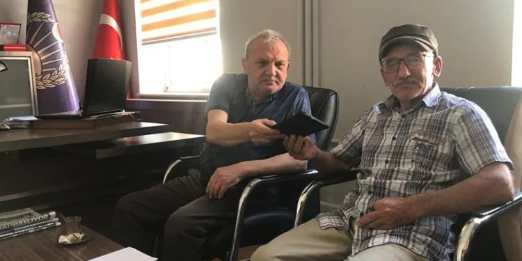 Bursa’da altın dolu çantayı sahibine teslim etti