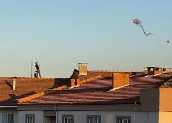 Tehlikeye aldırmadan çatıda uçurtma havalandırdı