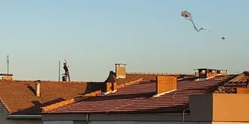 Tehlikeye aldırmadan çatıda uçurtma havalandırdı