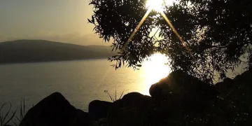 Çıldır Gölü’nde kartpostallık gün batımı