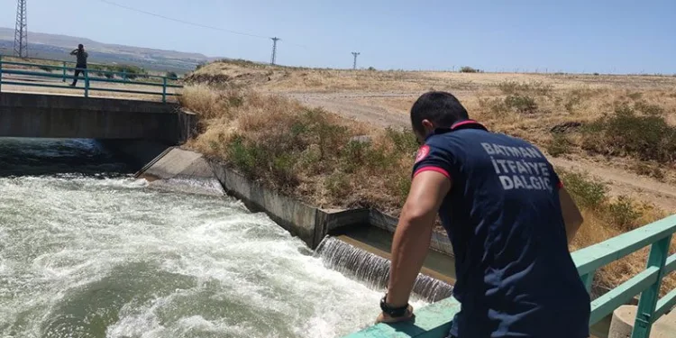 Koyunu kurtarmak isteyen çoban akıntıya kapıldı
