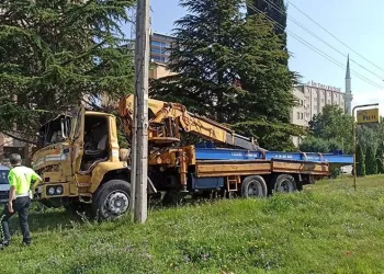 Freni boşalan vinç dehşet saçtı