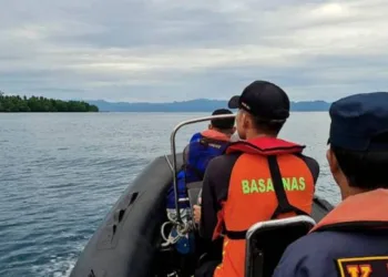 Endonezya’da yolcu gemisi battı: 13 kayıp