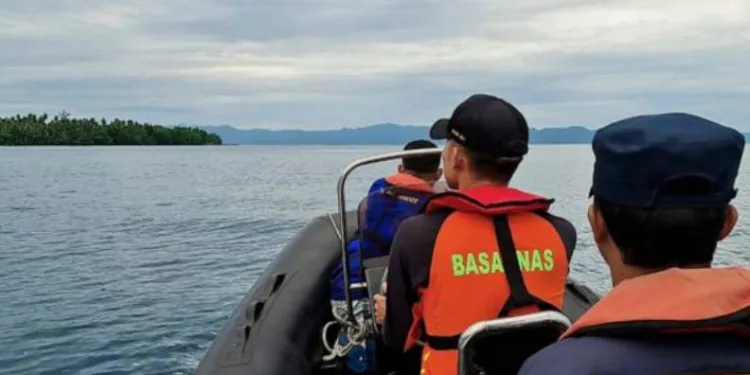 Endonezya’da yolcu gemisi battı: 13 kayıp