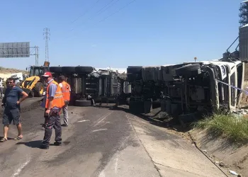 Traktöre çarpan TIR sürücüsü hayatını kaybetti