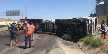 Traktöre çarpan TIR sürücüsü hayatını kaybetti