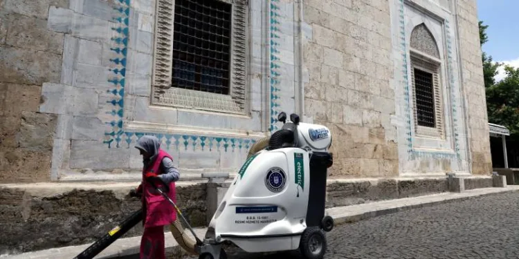 Bursa caddelerine kadın eli değiyor