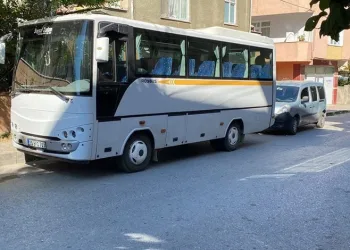 5 yaşındaki çocuk midibüsün altında kaldı