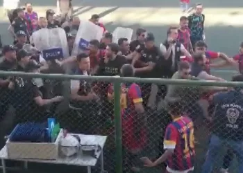 Kırmızı karta sinirlenen futbolcular hakeme saldırdı