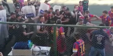 Kırmızı karta sinirlenen futbolcular hakeme saldırdı
