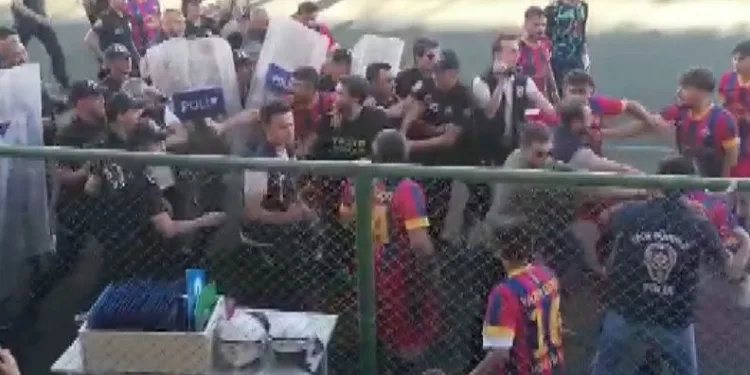 Kırmızı karta sinirlenen futbolcular hakeme saldırdı