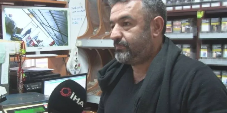Sele kapılan çocuğu esnaf kurtardı