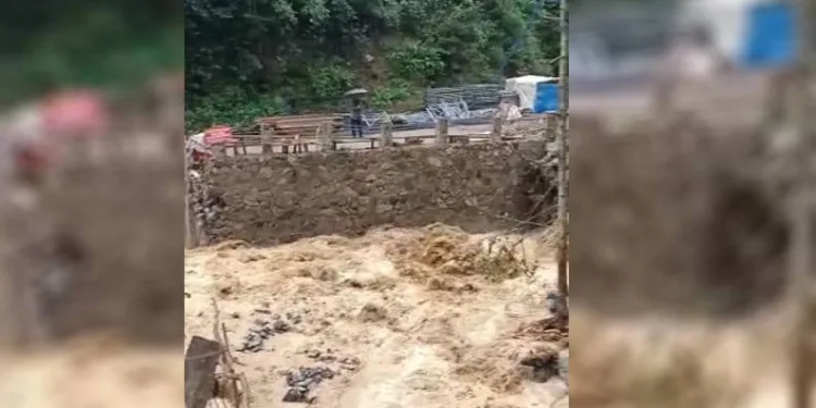 Rize’de dere taştı, yol ulaşıma kapandı