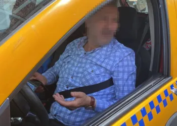 Taksicinin kemer kurnazlığı polise takıldı