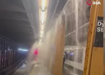 New York’ta metro istasyonlarını su bastı