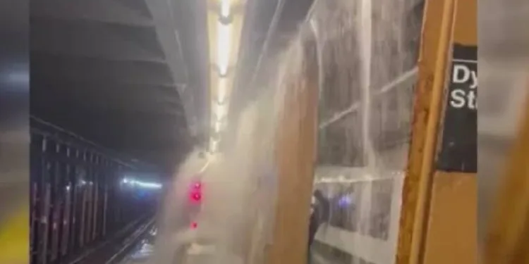 New York’ta metro istasyonlarını su bastı