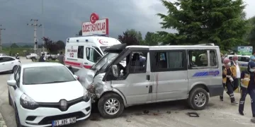 D-100 Karayolu’nda 3 araç kazaya karıştı: 10 yaralı