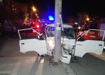 Kamyonet elektrik direğine çarptı: 3 yaralı