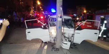 Kamyonet elektrik direğine çarptı: 3 yaralı
