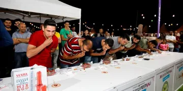 Bursa’da çilek yeme yarışması