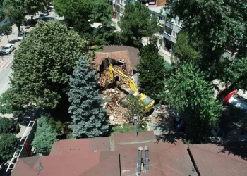 İnegöl’de kaymakamlık lojmanı yıkıldı
