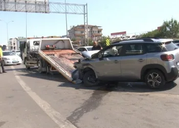 Maltepe E-5 karayolunda 3 otomobil çarpıştı
