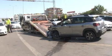 Maltepe E-5 karayolunda 3 otomobil çarpıştı