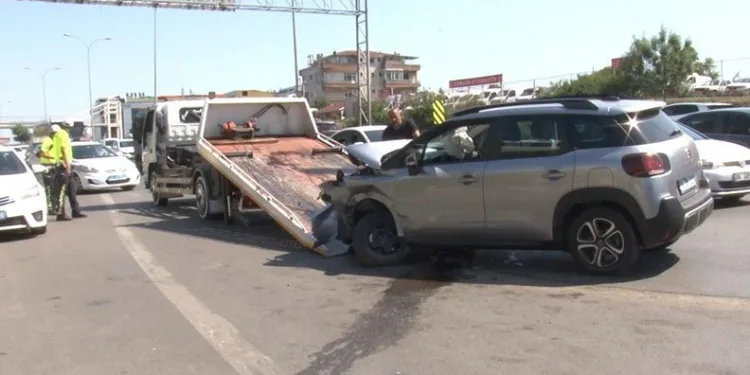 Maltepe E-5 karayolunda 3 otomobil çarpıştı