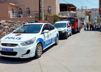 İzmir’de karısını bıçakla rehin aldı