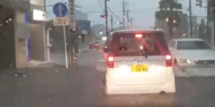 Japonya’da şiddetli yağış 310 bin haneyi elektriksiz bıraktı