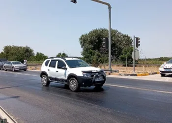 Yola dökülen zeytinyağı sürücülere zor anlar yaşattı