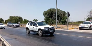 Yola dökülen zeytinyağı sürücülere zor anlar yaşattı