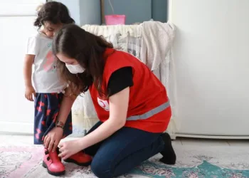 İhtiyaç sahibi çocukların bayramlıkları Kızılay’dan