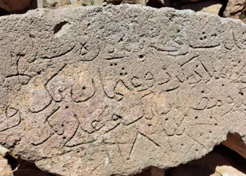 Defineciler tarihi mezarlığa dadandı