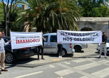 Ekrem İmamoğlu’na pankartlı tepki
