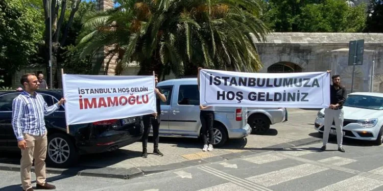 Ekrem İmamoğlu’na pankartlı tepki