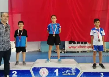 Büyükşehirli raketler kupaları topladı
