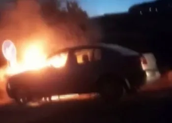 Seyir halindeki otomobil alev topuna döndü