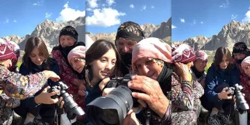Fotoğraf makinesini ilk kez gören kadınlar gülümsetti