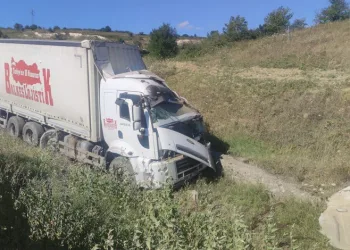 Bursa’da sunta yüklü kamyon kontrolden çıktı