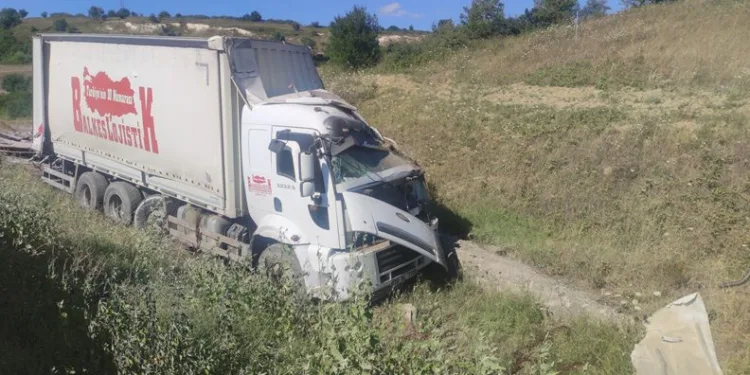 Bursa’da sunta yüklü kamyon kontrolden çıktı