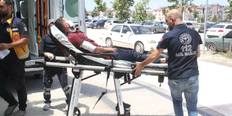 Ziyarete gittiği iş yerinde kazayla vuruldu