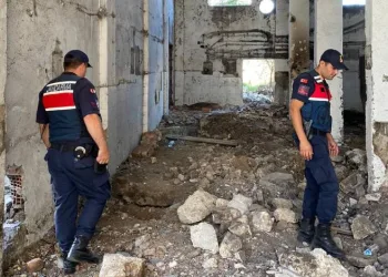 Fabrikadan bakır kablo çalan hırsıza suçüstü