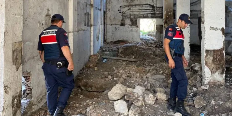 Fabrikadan bakır kablo çalan hırsıza suçüstü