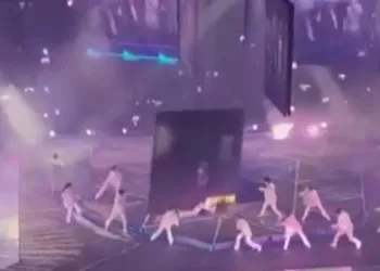 Konserde dev ekran sahneye düştü