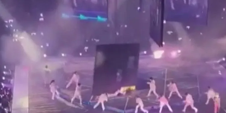 Konserde dev ekran sahneye düştü
