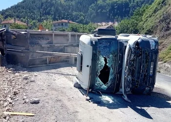 Moloz yüklü hafriyat kamyonu devrildi: 3 yaralı