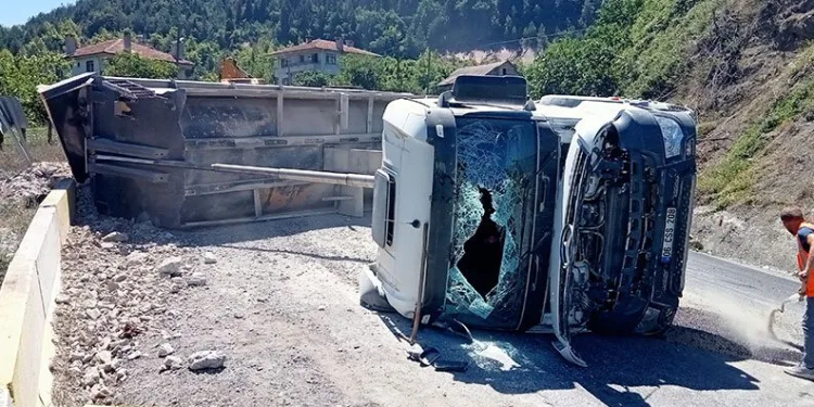 Moloz yüklü hafriyat kamyonu devrildi: 3 yaralı